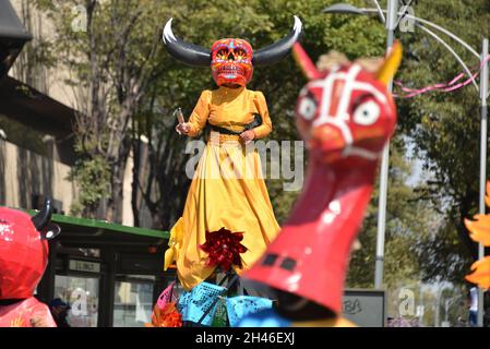 Non exclusif: Les participants participent à la Journée internationale de la mort Parade "célébration de la vie" dans le cadre de la Journée mexicaine des morts cele Banque D'Images