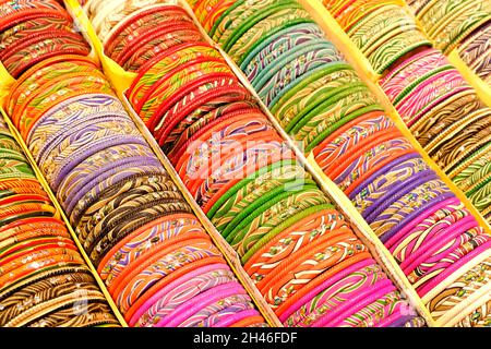 Bracelets colorés indiens exposés dans un magasin local sur un marché de Pune, en Inde, ces bracelets sont fabriqués en verre utilisé comme accessoires de beauté par des femmes indiennes Banque D'Images