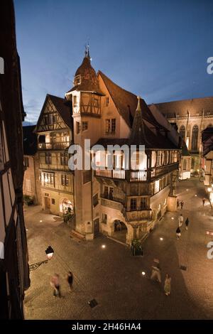 CENTRER L'HISTORIQUE.MAISON PFISTER.VUE GÉNÉRALE NOCTURNE DEPUIS LE SUD.SYMBOLE DU VIEUX COLMAR, MAISON CET, QUI PORTE LE NOM D'UN DES SES PRIETAIR Banque D'Images