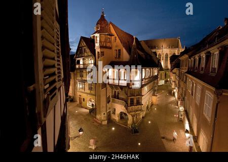 CENTRER L'HISTORIQUE.MAISON PFISTER.VUE GÉNÉRALE NOCTURNE DEPUIS LE SUD.SYMBOLE DU VIEUX COLMAR, MAISON CET, QUI PORTE LE NOM D'UN DES SES PRIETAIR Banque D'Images