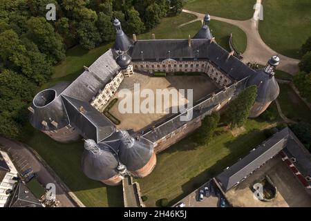 FRANCE.YONNE (89) VUE AÉRIENNE DU CHÂTEAU DE SAINT-FARGEAU Banque D'Images