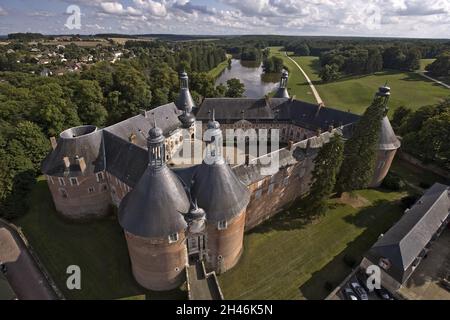 FRANCE.YONNE (89) VUE AÉRIENNE DU CHÂTEAU DE SAINT-FARGEAU Banque D'Images