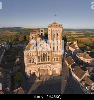 FRANCE - YONNE - 89 - VEZELAY : FAÇADE DE LA BASILIQUE ST. MARIE MAGDALENE. CÉLÈBRE POUR SA BASILIQUE (CHEF-D'ŒUVRE DE L'ART ROMAIN) ET LA HAUTE PLACE DE CHR Banque D'Images