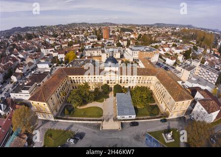 FRANCE.LOT-ET-GARONNE (47) VILLENEUVE SUR LOT : SUR LA RIVE DROITE, L'HÔPITAL SAINT CYR VU DU SUD. Banque D'Images