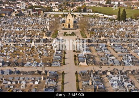 FRANCE.LOT-ET-GARONNE (47) VILLENEUVE SUR LOT : SUR LA RIVE DROITE, ALLÉE CENTRALE DE ST.VUE DU CIMETIÈRE DE CATHERINE DU SUD. Banque D'Images