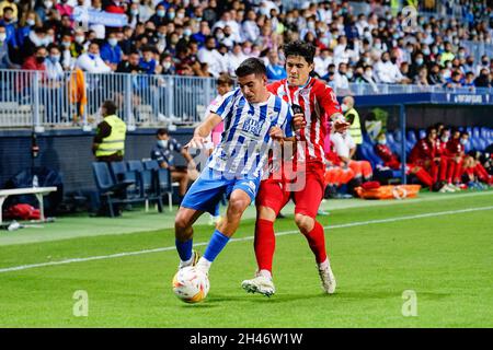 Victor Gomez (L) de Malaga CF, et Hugo Rama (R) de CD Lugo vu en action pendant le match LaLiga SmartBank 2021/22 entre Malaga CF et CD Lugo à la Rosaleda Stadium.final Score; Malaga CF 1:0 CD Lugo. Banque D'Images