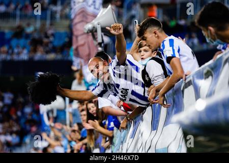 Malaga, Espagne.23 octobre 2021.Les fans de Malaga CF applaudissent lors du match LaLiga SmartBank 2021/22 entre Malaga CF et CD Lugo au stade la Rosaleda.Score final; Malaga CF 1:0 CD Lugo.(Photo de Francis Gonzalez/SOPA Images/Sipa USA) crédit: SIPA USA/Alay Live News Banque D'Images