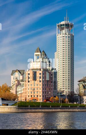 Moscou; Russie - 15 octobre 2021: La Maison internationale de la musique de Moscou et le luxueux hôtel Swissotel Red Hills Banque D'Images