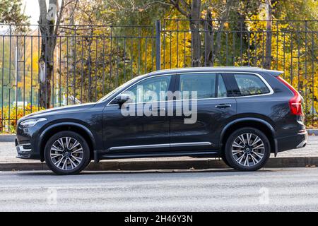 Moscou; Russie - 15 octobre; 2021: Black Volvo XC90 est garée dans la rue lors d'une journée chaude avec la toile de fond du parc d'automne Banque D'Images