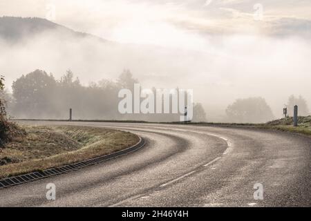 Se pencher sur une route humide dans la montagne. Banque D'Images