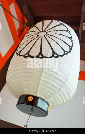 Gros plan d'une grande lanterne blanche japonaise avec une fleur de chrysanthème à la porte principale du sanctuaire de Heian.Le sceau impérial du Japon.Personne. Banque D'Images