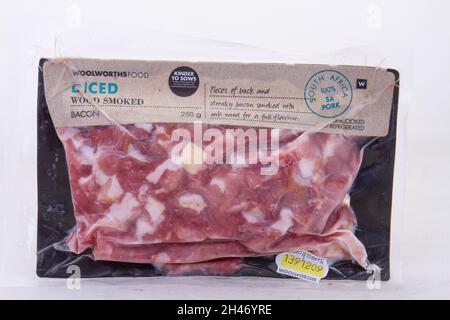 Johannesburg, Afrique du Sud - Woolworths alimentation en dés de bois bacon fumé isolé sur fond clair Banque D'Images