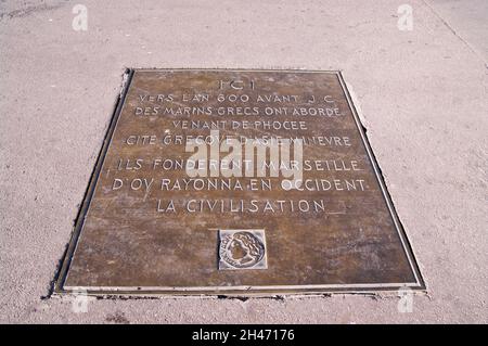 Vieux Port de Marseille : plaque commémorant l'arrivée des navigateurs Grecs et la fondation de la ville il y a 2000 ans Banque D'Images