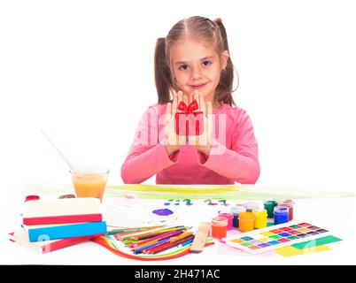 enfant rêveur fille avec des crayons, fille dessine une boîte avec des cadeaux Banque D'Images