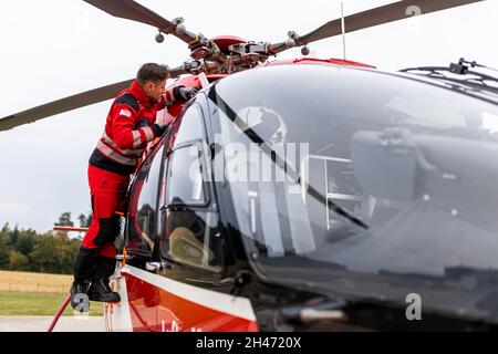 PRODUCTION - 11 octobre 2021, Bade-Wurtemberg, Villingen-Schwenningen: Le pilote Roy Fleischer vérifie la mécanique de l'hélicoptère au début de son quart de travail.L'hélicoptère de sauvetage Christoph 54 est le seul à Baden-Württemberg à avoir une capacité de vol de nuit.L'équipage de nuit avec les deux pilotes prend le contrôle de l'unité de soins intensifs volante de 6.30 h le soir à 7 h le lendemain matin.Elle est stationnée à la gare de Villingen-Schwenningen du Service allemand de sauvetage aérien (DRF) et effectue des missions de là dans l'ensemble de l'État, bien qu'il y ait certainement des vols à l'extérieur de l' Banque D'Images