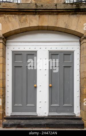 Deux portes avant identiques dans une façade en pierre Banque D'Images