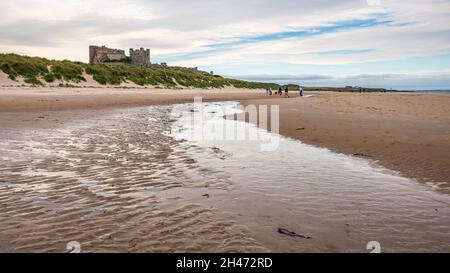 Château de Bamburgh de la plage Banque D'Images