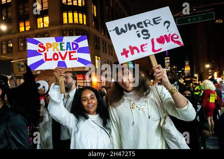 New York, États-Unis.31 octobre 2021.Les gens portent des costumes pendant qu'ils assistent à la 48e Halloween Parade annuelle dans le Greenwich Village de New York.L'événement traditionnel est retourné à New York après deux ans, car l'édition 2020 a été annulée en raison de restrictions de la COVID.Credit: Enrique Shore/Alay Live News Banque D'Images