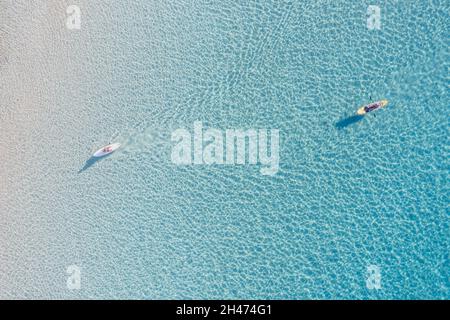 Détente dans un bleu clair infini calme transparent mer Egée.Deux kayaks de canoë avec des oars vue aérienne de dessus de drone.Vacances d'été amusement et sport sain Banque D'Images