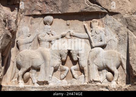 Pierre bas-relief de l'investiture de l'Ardashir I (Couronnement de l'Ardashir I), tombes royales dans l'ancienne nécropole Naqsh-e Rustam, dynastie des Achaemenid, Fars p Banque D'Images