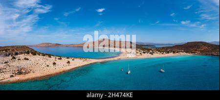 Île Elafonisos, Grèce.La célèbre plage de sable double Simos Frangos, vue panoramique de drone aérien.Turquoise eau claire et sable.Laconia, Pélope Banque D'Images