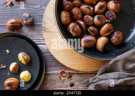 Marrons rôtis prêts à manger Banque D'Images