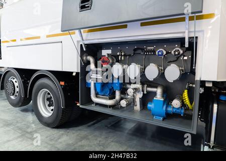 Équipement de pompage de carburant sur un camion-citerne à carburant Banque D'Images