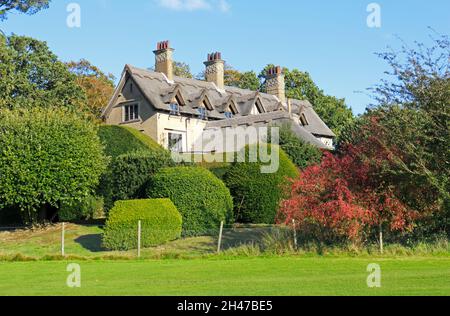 Vue sur le centre d'éducation environnementale de How Hill House, près de River Ant, dans les Norfolk Broads à Ludham, Norfolk, Angleterre, Royaume-Uni. Banque D'Images