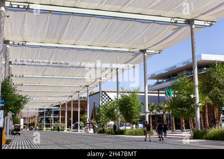 Dubaï, Émirats arabes Unis, 17.10.2021.Expo 2020 Sky Avenue dans le quartier de la mobilité, avec pavillons nationaux. Banque D'Images