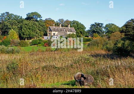 Une vue sur le centre d'éducation environnementale et la réserve naturelle de How Hill House près de la rivière Ant sur les Norfolk Broads à Ludham, Norfolk, Angleterre, Royaume-Uni. Banque D'Images