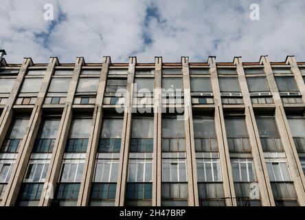 Tour de style Brutaliste contre un ciel sans nuages Banque D'Images