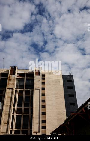 Le logement communiste traditionnel dans la banlieue.Ce genre de hauts immeubles sont des symboles de l'architecture brutaliste Banque D'Images