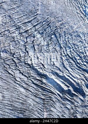 VUE AÉRIENNE VERTICALE. Crevasses à la surface du glacier Bossons en octobre. Chamonix-Mont blanc, haute-Savoie, Auvergne-Rhône-Alpes, France. Banque D'Images