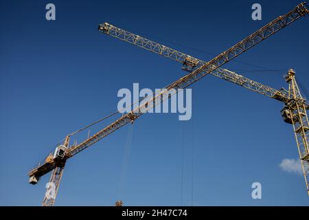 Chantier de construction avec deux grues sur fond bleu ciel Banque D'Images