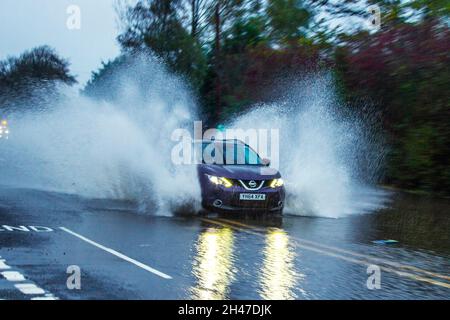 Kirkham près de Blackpool.Météo au Royaume-Uni.1er novembre 2021.Fortes pluies de nuit avec de forts vents comme les champs saturés débordent et inondent la route principale vers Blackpool.La police s'est précipitée pour fermer la route à la circulation et d'autres inconvénients importants sont attendus.Le Bureau met a émis un avertissement météorologique jaune et un avertissement d'inondation pour la région.Le temps devrait causer des perturbations dans les transports dans certaines régions, y compris des retards sur les routes de la région et dans les transports en commun.Crédit : MediaWorldImages/AlamyLiveNews Banque D'Images