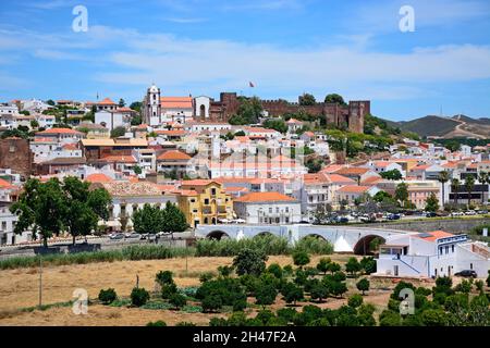 Portrait de la ville blanche avec le château à la droite, Silves, Portugal, Europe. Banque D'Images