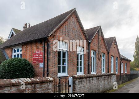 Bâtiment de l'école primaire dans le village de Sherborne St John dans le Hampshire, Angleterre, Royaume-Uni Banque D'Images