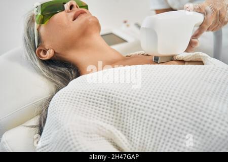 Gros plan d'un professionnel compétent qui soulève la peau Banque D'Images