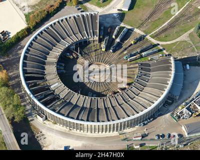 VUE AÉRIENNE. 'La Rotonde', c'est un rond-point utilisé pour le démontage des locomotives. Chalindrey, haute-Marne, Grand-est, France. Banque D'Images