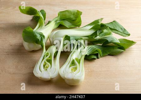 Gros plan sur une table en bois de bok choy frais et demi cru Banque D'Images