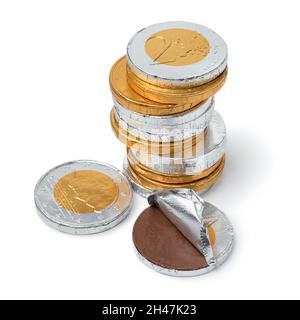 Tas de pièces de chocolat d'or et d'argent pour la célébration de Sint Nicolaas gros plan sur fond blanc Banque D'Images