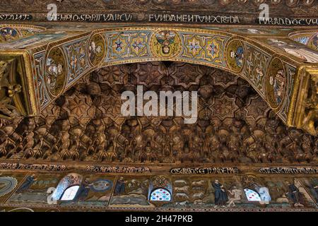 Vue à angle bas sur le plafond en bois de la chapelle palatine à l'intérieur du palais Normans à Palerme Banque D'Images