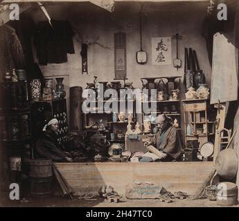 Japon: Une boutique de curio vendant des produits traditionnels japonais tels que des laques, de l'ivoire sculpté et du bambou; intérieur.Photo en couleur de Felice Beato, ca.1868. Banque D'Images