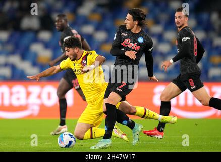 NAPLES, ITALIE - OCTOBRE 28: Riccardo Orsolini du FC de Bologne concurrence pour le ballon avec Elif Elmas de SSC Napoli, pendant la série Un match entre SSC Napoli et le FC de Bologne au Stadio Diego Armando Maradona le 28 octobre 2021 à Naples, Italie.(Photo de MB Media ) Banque D'Images