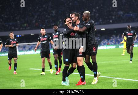 NAPLES, ITALIE - OCTOBRE 28 : Fabian Ruiz de SSC Napoli fête avec ses coéquipiers Elif Elmas et Victor Osimhen après avoir atteint son objectif d'ouverture, lors de la série Un match entre SSC Napoli et le FC de Bologne au Stadio Diego Armando Maradona le 28 octobre 2021 à Naples, Italie.(Photo de MB Media ) Banque D'Images
