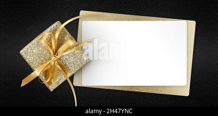 Carte cadeau du Vendredi fou avec forfait paillettes dorées et billet blanc vierge isolé sur fond noir, modèle de carte promotionnelle avec Copy spa Banque D'Images
