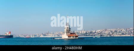 Vue panoramique sur la Tour de la Maiden ou la Tour de la Leander également connue sous le nom de Kız Kulesi.Journée d'été ensoleillée à Istanbul.Panorama de Bosporus, Turquie Banque D'Images