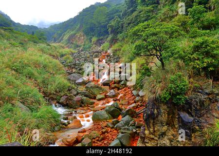 ruisseau tributaire du ruisseau Sulphur près du stationnement de Shanghuangxi, Yangmingshan, Taïwan Banque D'Images