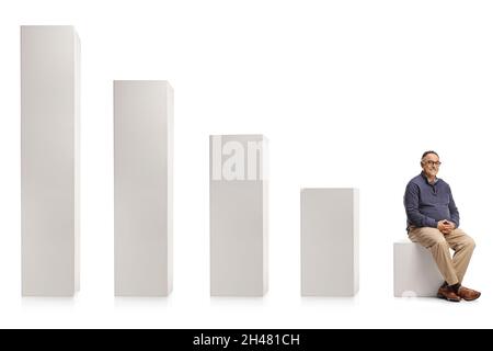 Homme adulte décontracté assis sur une colonne de diagramme isolée sur fond blanc Banque D'Images