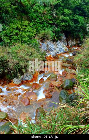 ruisseau tributaire du ruisseau Sulphur près du stationnement de Shanghuangxi, Yangmingshan, Taïwan Banque D'Images